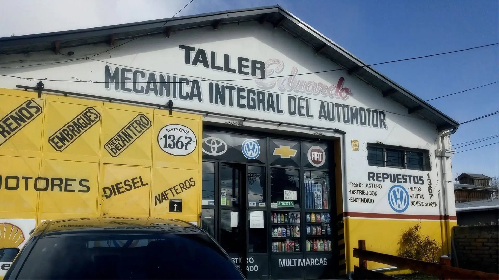 Frente del taller con el cartel Taller Eduardo, Mecánica Integral del Automotor, en Santa Cruz 1367